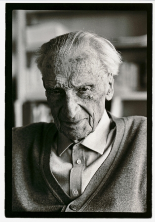 Giovanni Michelucci, nel suo studio di Fiesole